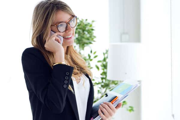 femme au téléphone